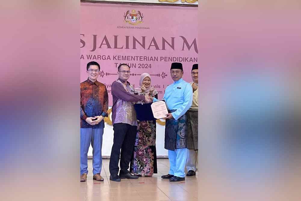 Fadhlina (tengah) menyaksikan penyerahan projek Sekolah Sultan Ahmad Shah, di sini pada Khamis.