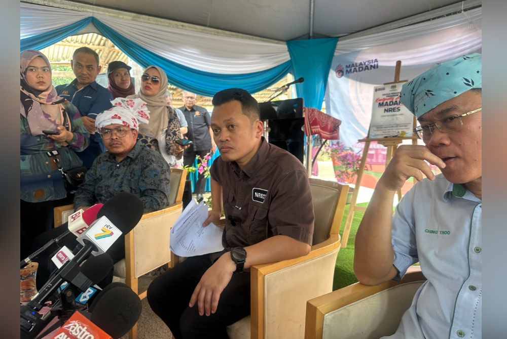 Program Kampung Angkat Madani di Kampung Aril, Melor (tengah) hadir di Kota Bharu pada Khamis.