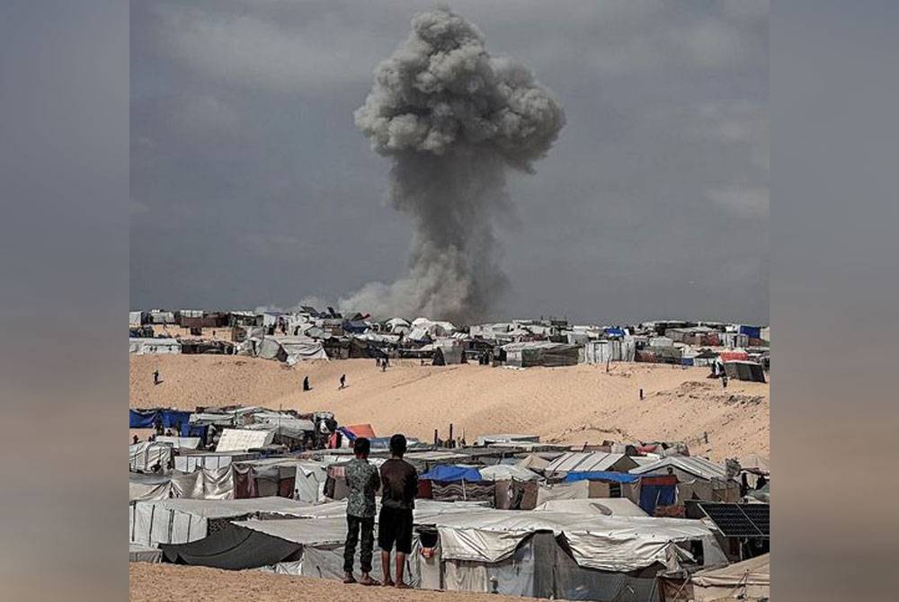 Sebuah pesawat milik Israel melancarkan serangan udara ke atas Rafah, beberapa hari lalu. Foto Mapim