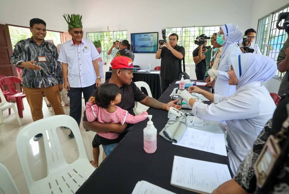 Dr Dzulkefly (dua, kiri) meninjau aktiviti yang disediakan pada Program Saringan Kesihatan anjuran Pejabat Kesihatan Daerah Hulu Selangor sempena PRK Kuala Kubu Baharu di Kampung Tun Abdul Razak pada Khamis. Foto Bernama