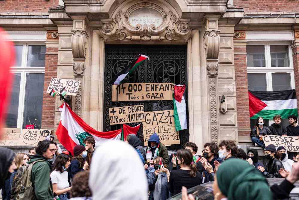 Aktivis pelajar di tempat lain turut mengadakan perarakan dan protes. Foto AFP