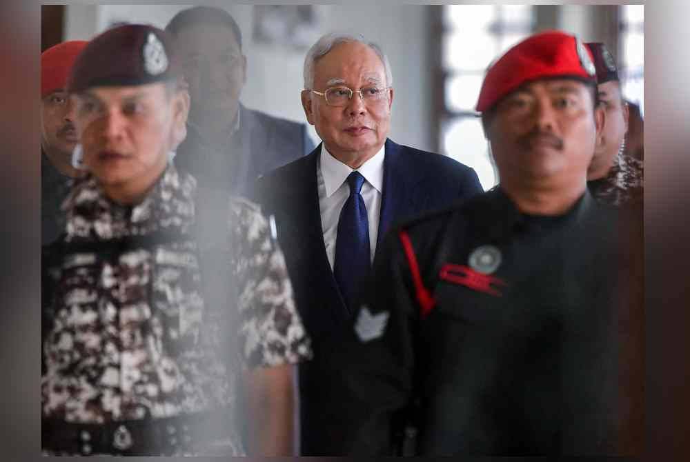 Najib (tengah) hadir bagi perbicaraan kes 1MBD di Mahkamah Tinggi pada Khamis. Foto Bernama