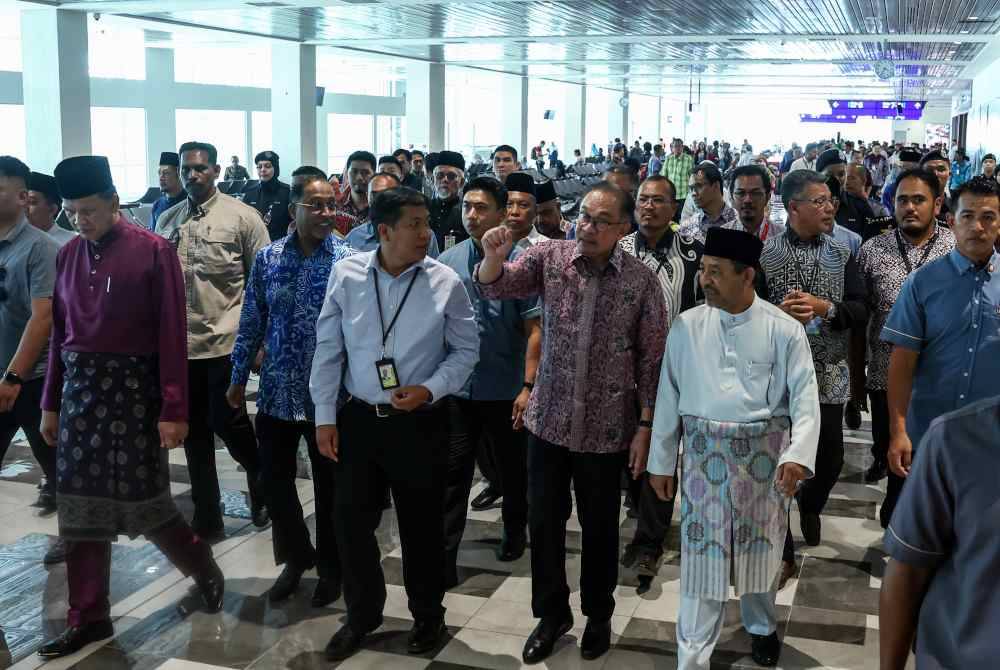 Anwar ketika meninjau terminal baharu Lapangan Terbang Sultan Ismail Petra pada Khamis. Foto Bernama