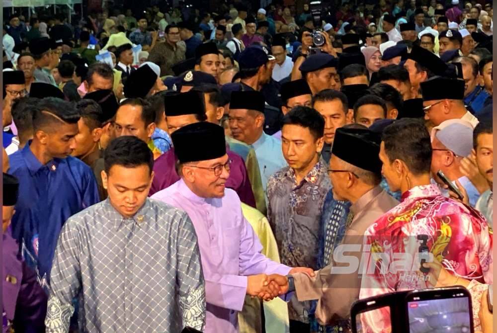 Anwar beramah mesra dengan orang ramai yang hadir pada Majlis Sambutan Aidilfitri Madani 2024 bersama Perdana Menteri Peringkat Negeri Kelantan di Pusat Transformasi Luar Bandar (RTC) Bandar Baru Tunjong di Kota Bharu pada Khamis.