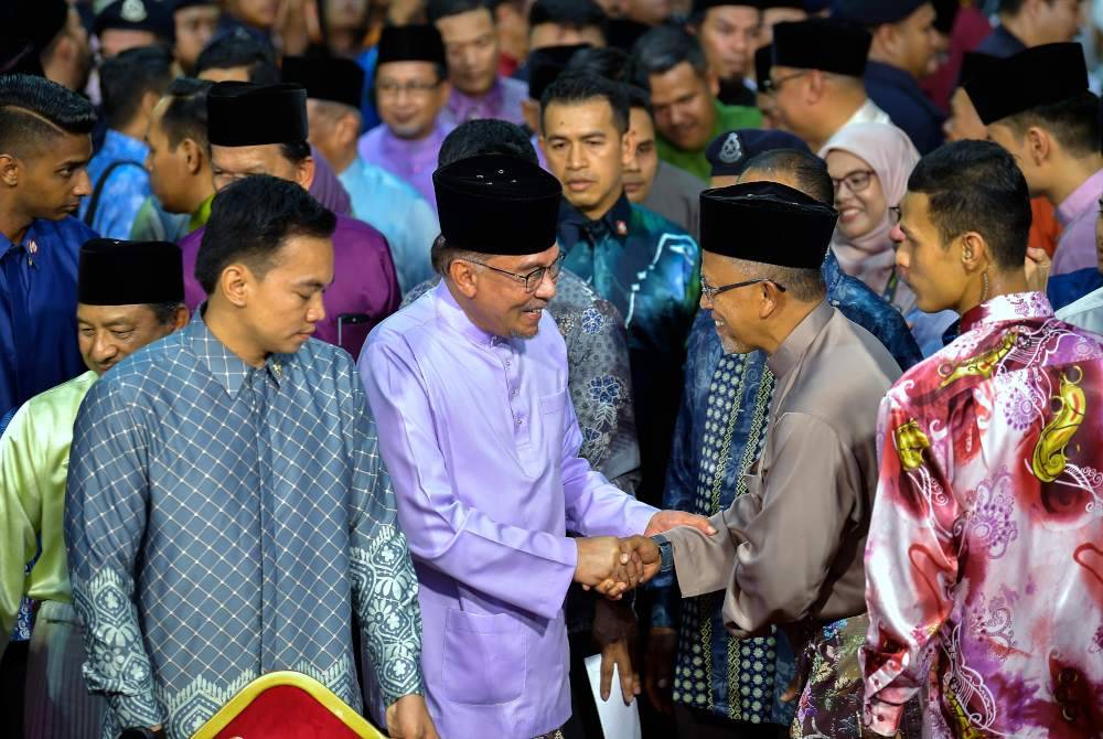 Anwar menghadiri Majlis Sambutan Aidilfitri Madani peringkat negeri Kelantan di RTC Bandar Baru Tunjong pada Khamis. Foto Bernama