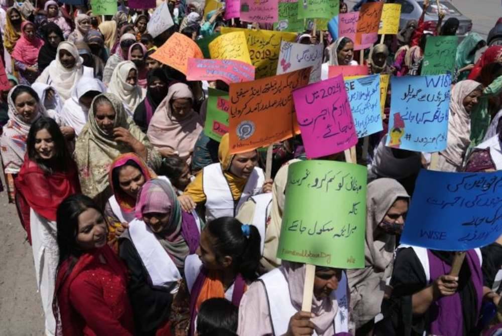 Pekerja wanita di Lahore turut mengambil bahagian untuk menuntut hak mereka.