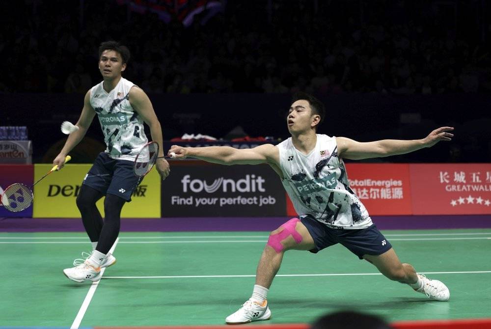 Nur Izzuddin (kiri) dan Sze Fei (kanan) ketika menentang pasangan Jepun, Akira Koga dan Taichi Saito pada suku akhir Kejohanan Badminton Piala Thomas 2024 di Pusat Sukan Chengdu High-tech Zone pada Khamis. Foto Bernama