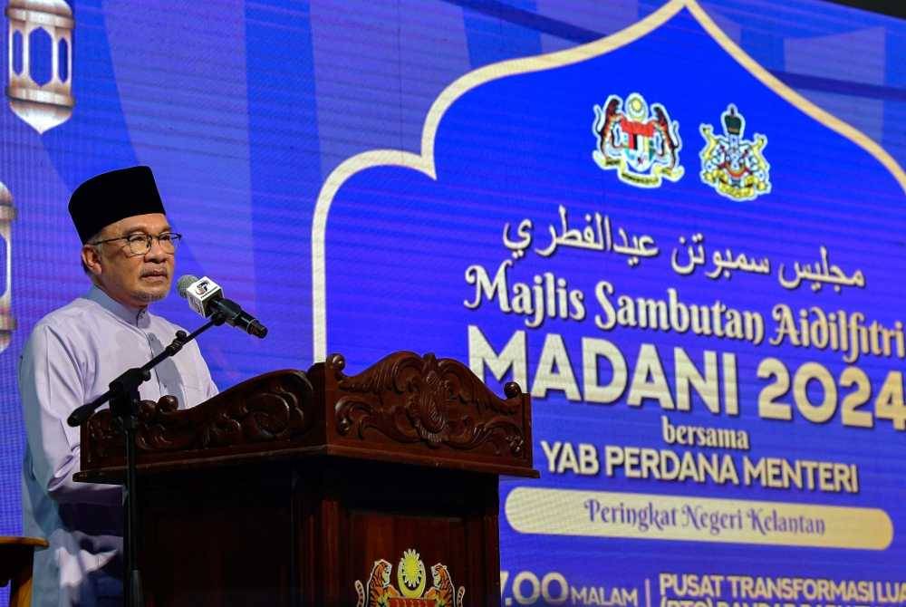 Anwar berucap pada Majlis Sambutan Aidilfitri Madani 2024 di Pusat Transformasi Luar Bandar Tunjong. Foto Bernama