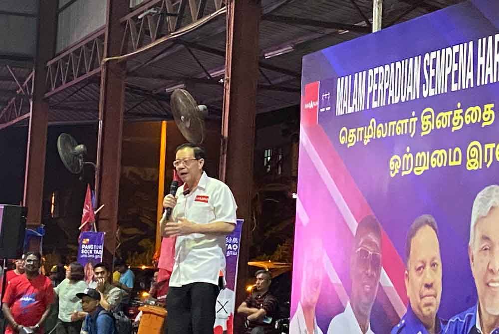 Guan Eng ketika menyampaikan ucapan pada Malam Perpaduan Sempena Hari Pekerja 2024 di Dewan Serbaguna Chuang Rasa di sini pada malam Khamis.