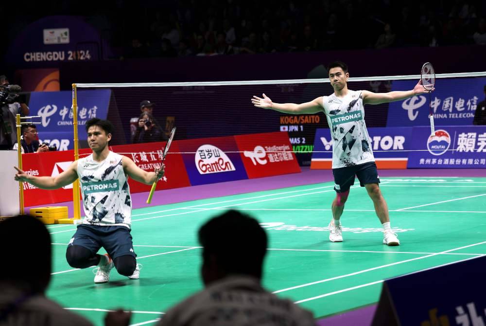 Aksi pasangan beregu lelaki negara Nur Izzuddin (kiri) dan Goh Sze Fei (kanan) meraikan kemenangan selepas menewaskan pasangan Jepun Akira Koga dan Taichi Saito pada peringkat suku akhir Kejohanan Badminton Piala Thomas 2024 di Pusat Sukan Chengdu High-tech Zone. Foto Bernama