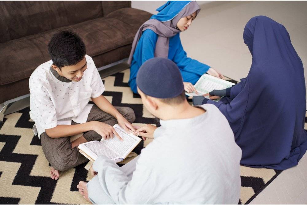 SELAIN solat, ibu bapa juga perlu memberi penekanan ajaran Tauhid kepada anak-anak. Foto Canva