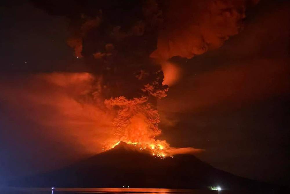 Asap dan debu Gunung Ruang dilihat menjulang setinggi 800 kilometer menyebabkan pihak berkuasa mengeluarkan amaran peringkat tertinggi kepada penduduk. AFP