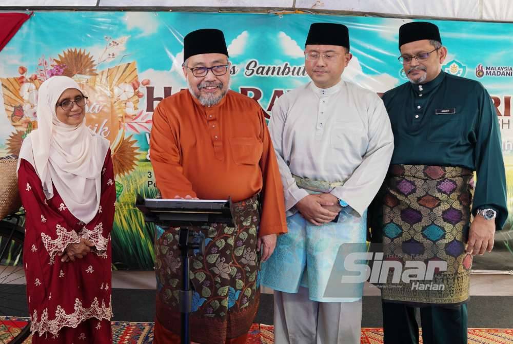 Pengerusi Lembaga Pemegang Amanah Yayasan Pembangunan Ekonomi Islam Malaysia (YaPIEM), Datuk Mohd Radzif Mohd Yunus melancarkan Platform Sumbangan Debit Terus InfaqPay pada majlis Sambutan Aidilfitri YaPIEM pada Jumaat. Foto Sinar Harian-ROSLI TALIB