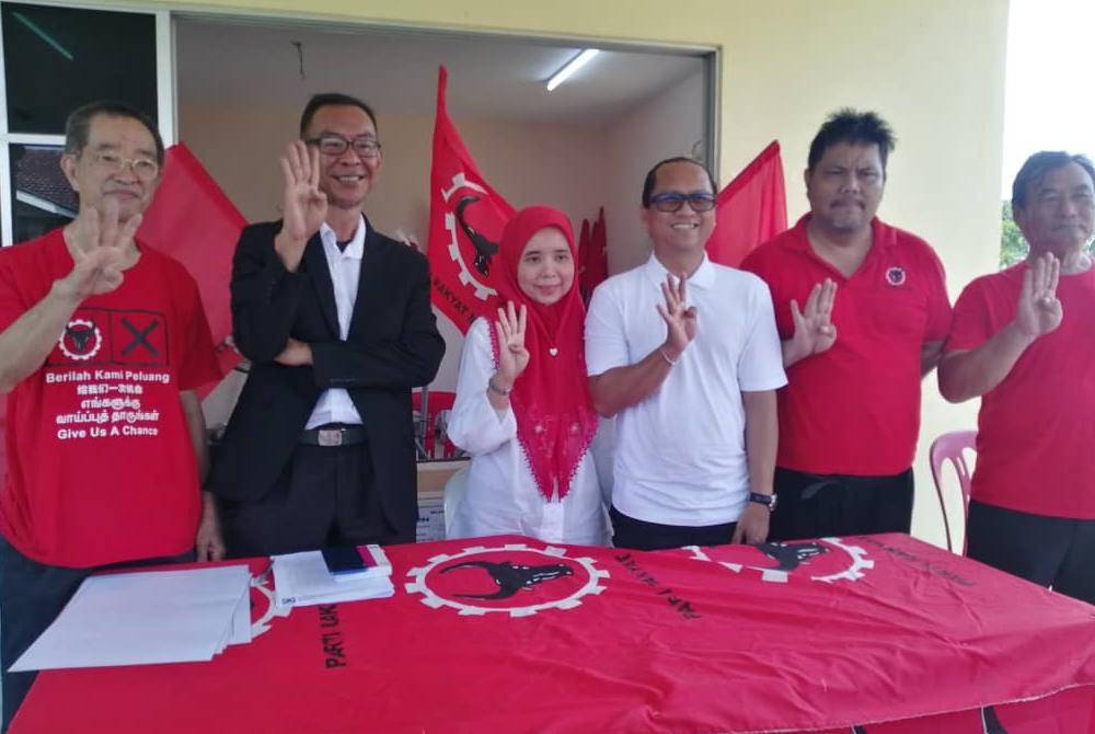 Jufliz (dua dari kiri) dan Hafizah (tiga dari kiri) pada sidang akhbar Manifesto PRM di bilik gerakan utama di Rasa di sini pada Jumaat.