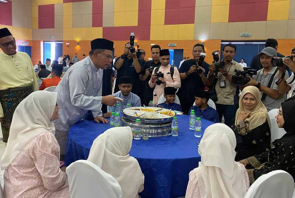 Saifuddin bermesra dengan tetamu di Majlis Sambutan Aidilfitri di Maktab PRDM, Kuala Kubu Baharu, di sini pada Jumaat.