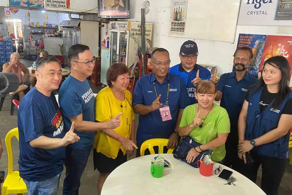 Dominic (dua dari kiri) bersama calon PN, Khairul Azhari bertemu pengundi ketika berkempen di sekitar Kampung Baharu Kerling pada Jumaat.