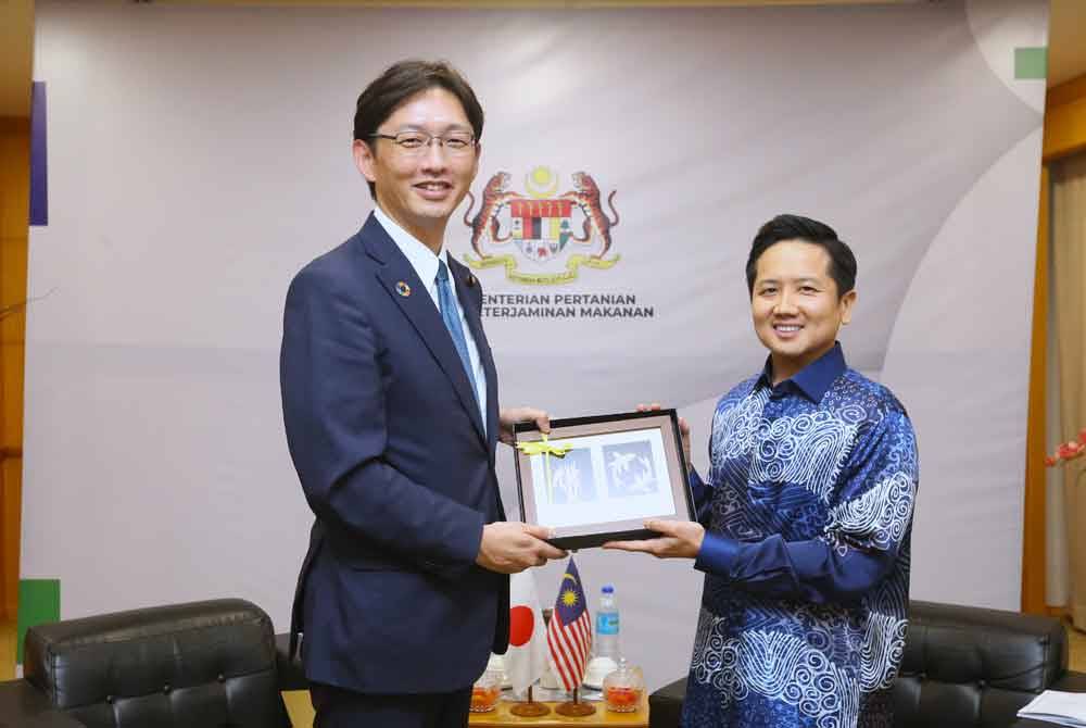 Timbalan Menteri Pertanian dan Keterjaminan Makanan (KPKM), Datuk Arthur Joseph Kurup (kanan) bersama Timbalan Menteri Pertanian, Perhutanan dan Perikanan Jepun, Takahashi Mitsuo (kiri).