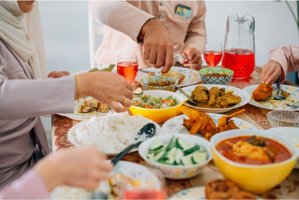 HARAM hadir dan makan di rumah terbuka atau kenduri tanpa dijemput walaupun majlis dibuat jiran sebelah rumah. Foto Canva