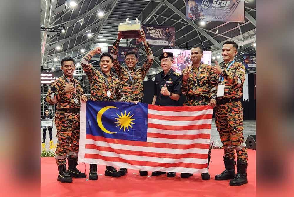 Anggota JBPM merangkul gelaran johan dan naib johan dalam dua acara utama pada Firefighter and Paramedic Challenge 2023 di Singapura.