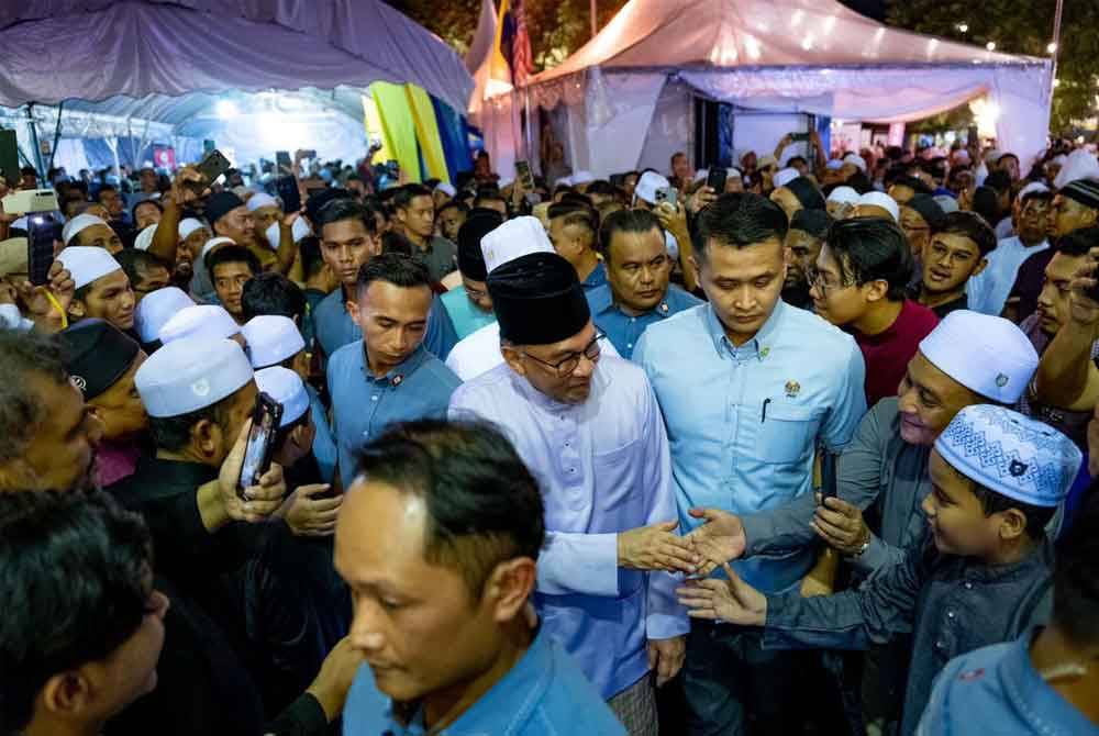 Anwar semasa tiba di Program Perkampungan Sunnah di Masjid Alwi Kangar pada Jumaat.