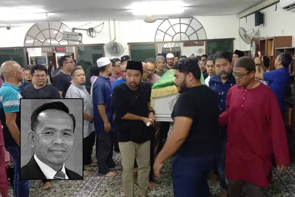 Jenazah Allahyarham Azmi dibawa meninggalkan Masjid Nurul Amin sebelum dikebumikan di Tanah Perkuburan Islam Merbau Sempak, Sungai Buloh pada Jumaat. Gambar kecil: Allahyarham Azmi