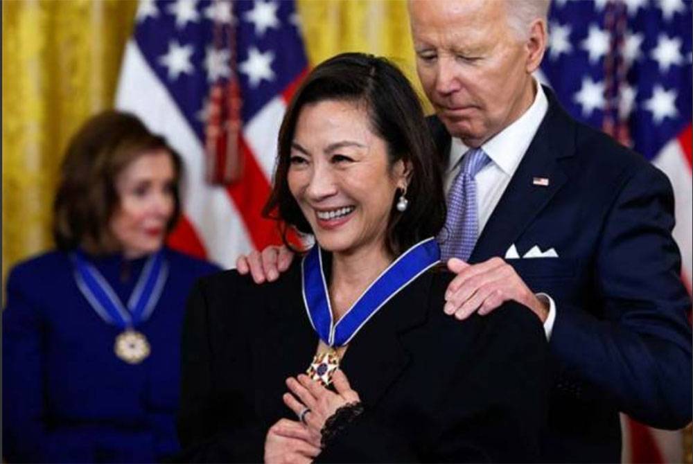 Biden dalam ucapan menyifatkan penampilan Yeoh berjaya memecahkan sterotaip sekali gus melangkaui jantina, budaya, bahasa dan dalam masa sama memberikan inspirasi kepada orang ramai menerusi lakonannya. - Foto Reuters