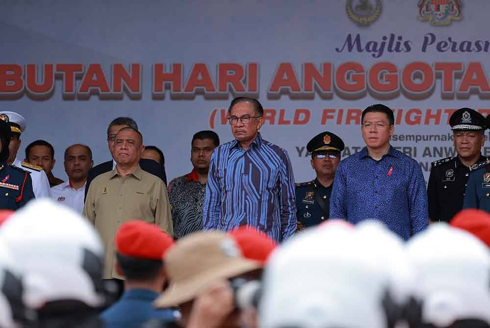 Anwar (tengah) ketika hadir menyempurnakan Sambutan Hari Anggota Bomba Sedunia 2024 di Jalan Tambun, Sunway City, Tambun di sini pada Sabtu.