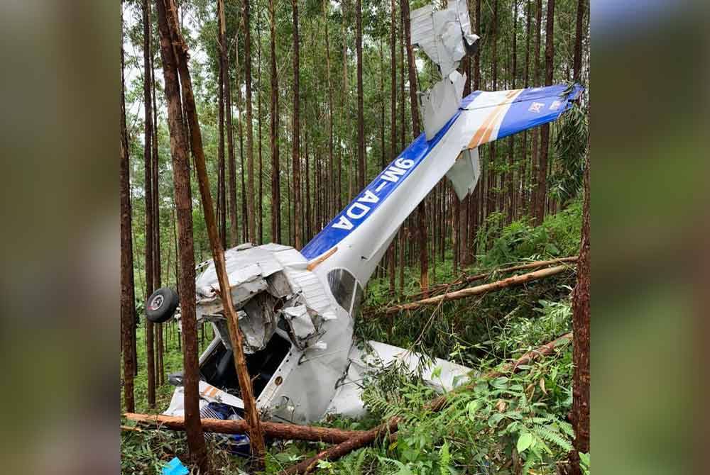 Sebuah pesawat ringan dipercayai terhempas di sebuah ladang di Besout 2 Tambahan di sini pagi tadi. Foto Ihsan Polis Perak