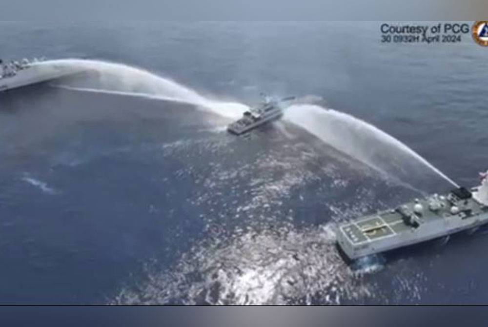 Filipina mendakwa pengawal pantai China meningkatkan ketegangan di Laut China Selatan selepas menggunakan meriam air hingga merosakkan dua kapal milik negara berkenaan. Foto AP/Philippine Coast Guard