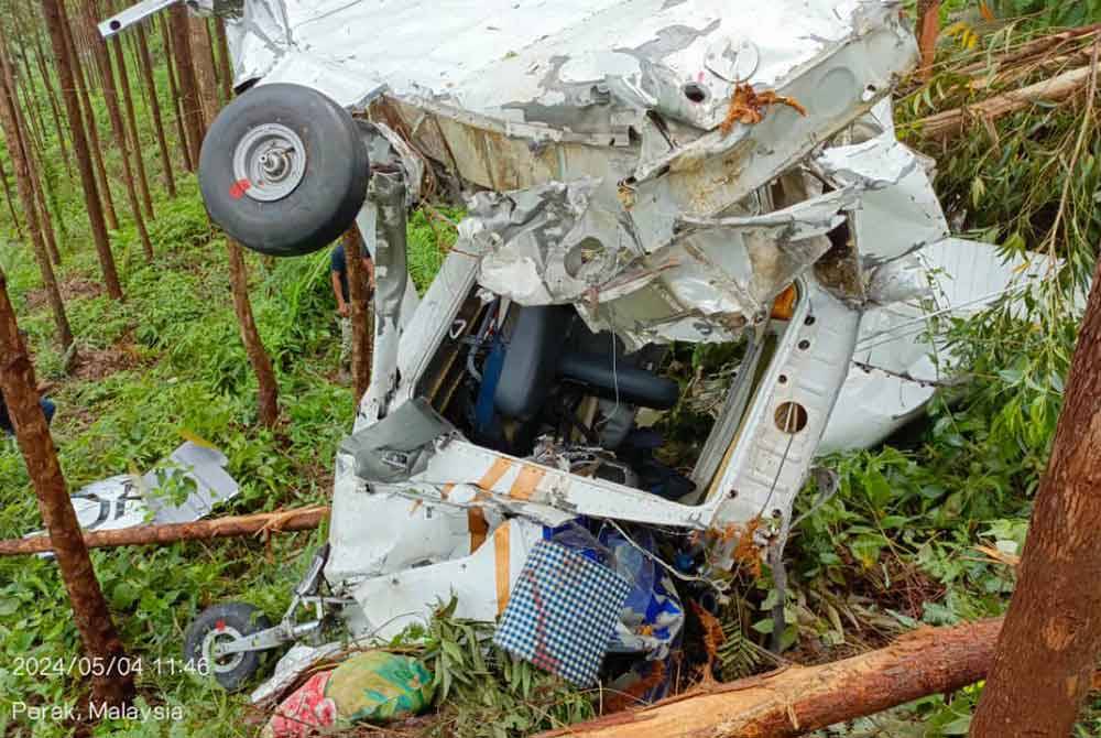 Pesawat Cessna 172N Skyhawk dengan pendaftaran 9M-ADA yang dikendalikan oleh Akademi Penerbangan Layang-Layang terhempas di Felda Gunung Besout, Tanjung Malim, Perak pada Sabtu.- Foto Polis Perak.