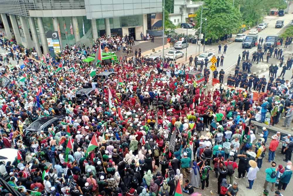 Ribuan peserta Himpunan Rakyat Bela Palestin berkumpulan sebelum berarak menuju ke Kedutaan Amerika Syarikat pada Sabtu.