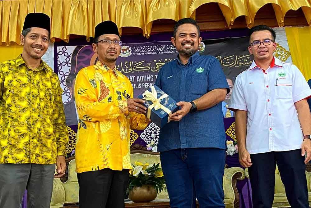 Manndzri (dua dari kanan) semasa hadir pada majlis merasmikan Masjid As-Syakirin di Sekolah Menengah Kebangsaan (SMK) Agama Melor di Kota Bharu pada Sabtu.