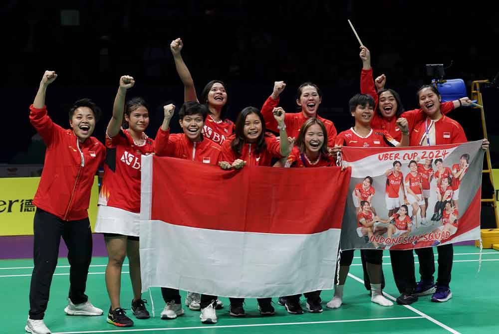 Pemain Pasukan Piala Uber Indonesia selepas berjaya menewaskan pasukan Korea pada peringkat separuh akhir Kejohanan Badminton Piala Uber 2024 di Pusat Sukan Chengdu High-tech Zone, pada Sabtu. Foto Bernama