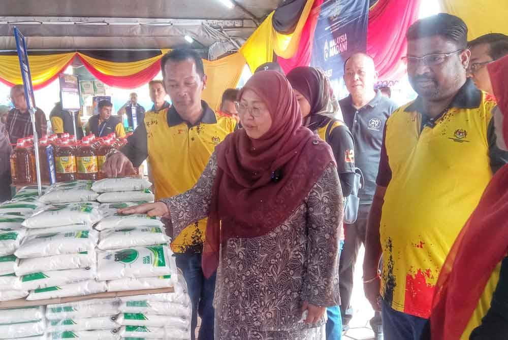 Fuziah (tiga kanan) ketika melihat barangan jualan sempena Hari Pengguna Kebangsaan Tahun 2024 peringkat Negeri Sembilan pada Sabtu.