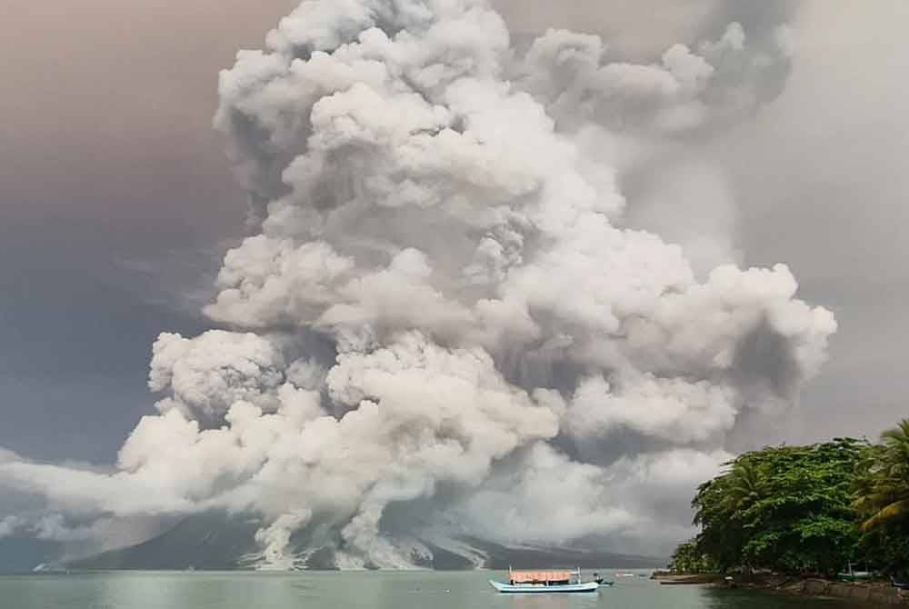 Gunung Ruang di Sulawesi Utara, Indonesia mengeluarkan asap berwarna kelabu antara 100 hingga 200 meter dari puncaknya setinggi 725 meter.