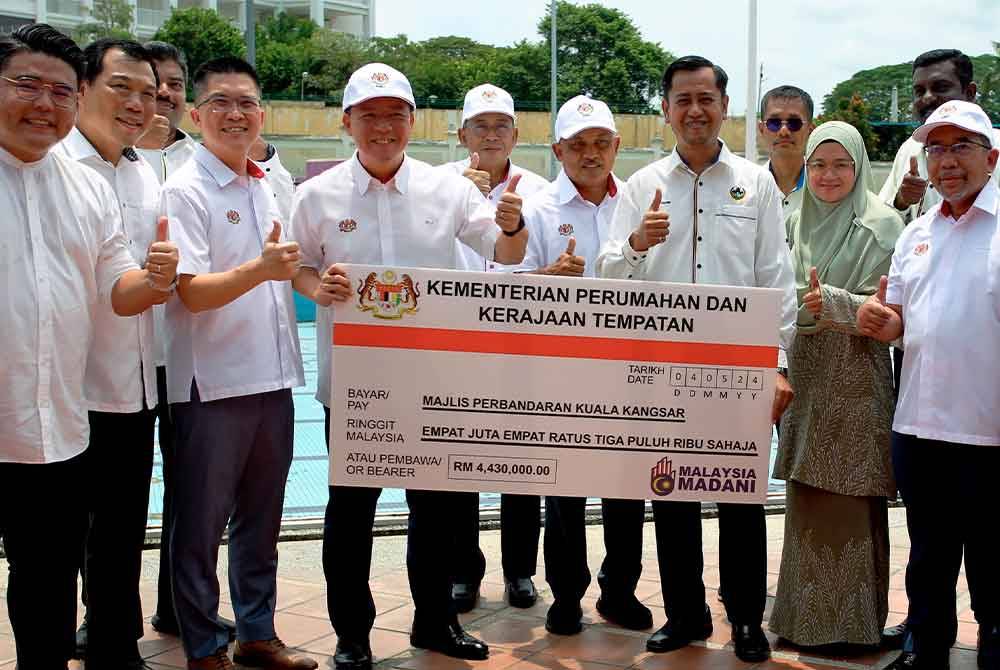 Kor Ming (empat, kri) menyerahkan replika cek berjumlah RM4.43 juta kepda Yang Dipertua Majlis Perbandaran Kuala Kangsar (MPKK), Dr Sakduddin Zamli (tiga dari kanan) ketika mengadakan Lawatan Kerja ke Projek Manaik Taraf dan Membaik Pulih Kolam Renang Majlis Perbandaran Kuala Kangsar, pada Sabtu. Foto Bernama