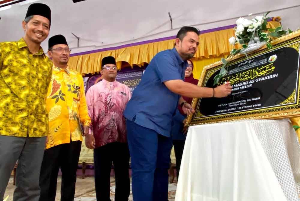 Manndzri merasmikan Majlis Perasmian Masjid As-Syakirin di SMK Agama Melor di Kota Bharu pada Sabtu.