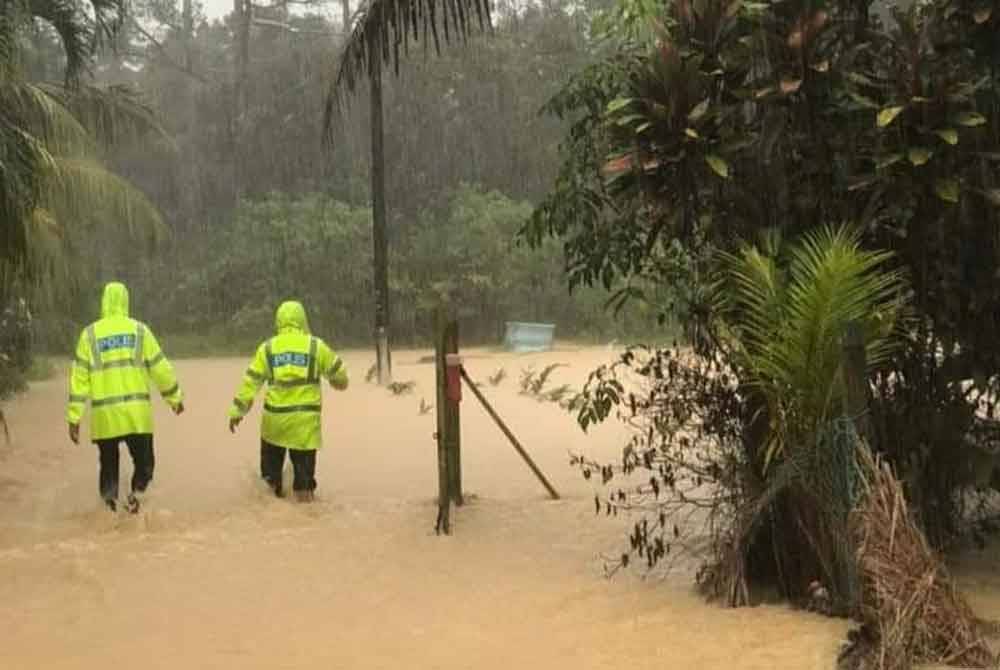 Anggota Balai Polis Batu Ampat digerakkan bagi membantu serta memantau kawasan kediaman penduduk yang terjejas ekoran banjir kilat di daerah Kota Tinggi. Foto Polis Kota Tinggi