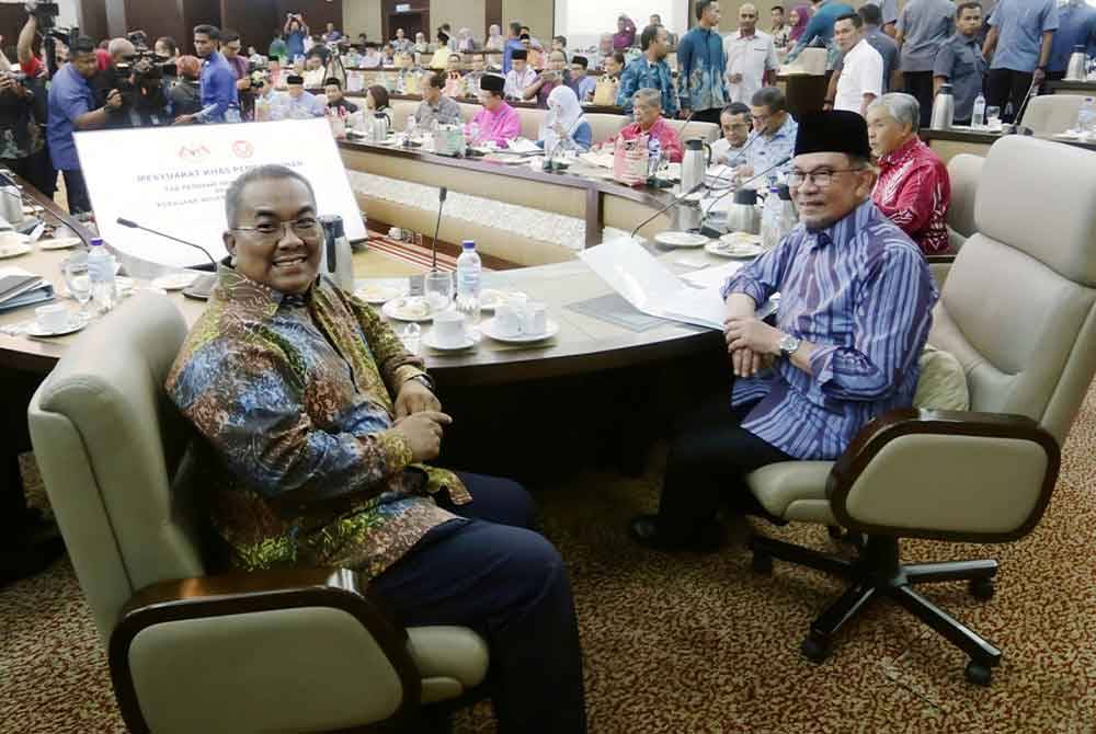 Anwar (kanan) dan Muhammad Sanusi (kiri) ketika mesyuarat khas pembangunan negeri pada Sabtu.