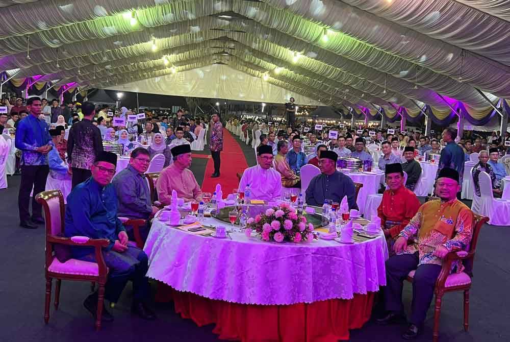 Muhammad Sanusi (tiga dari kanan) bersama Anwar (tengah) dan Ahmad Zahid (tiga dari kiri) menghadiri Majlis Sambutan Aidilfitri Madani di Tasik Darulaman Jitra, pada Sabtu.