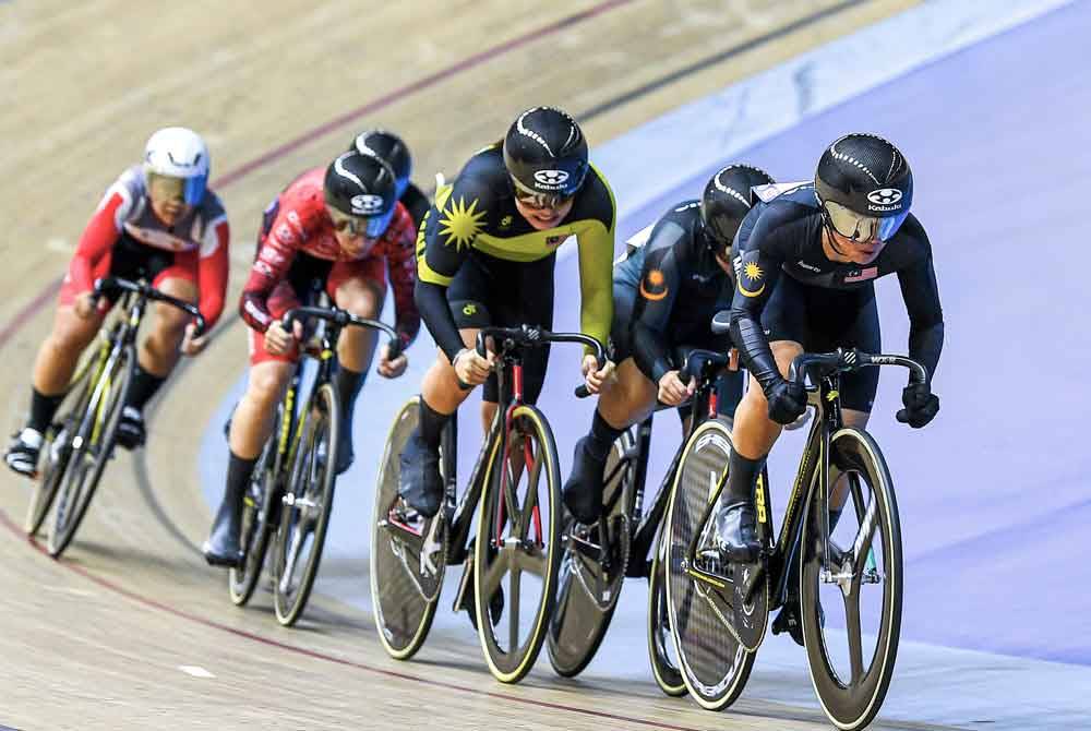 Nurul Izzah (depan) beraksi dalam acara keirin pada perlumbaan Siri Trek ASEAN di Velodrom Nasional, Nilai pada Sabtu.