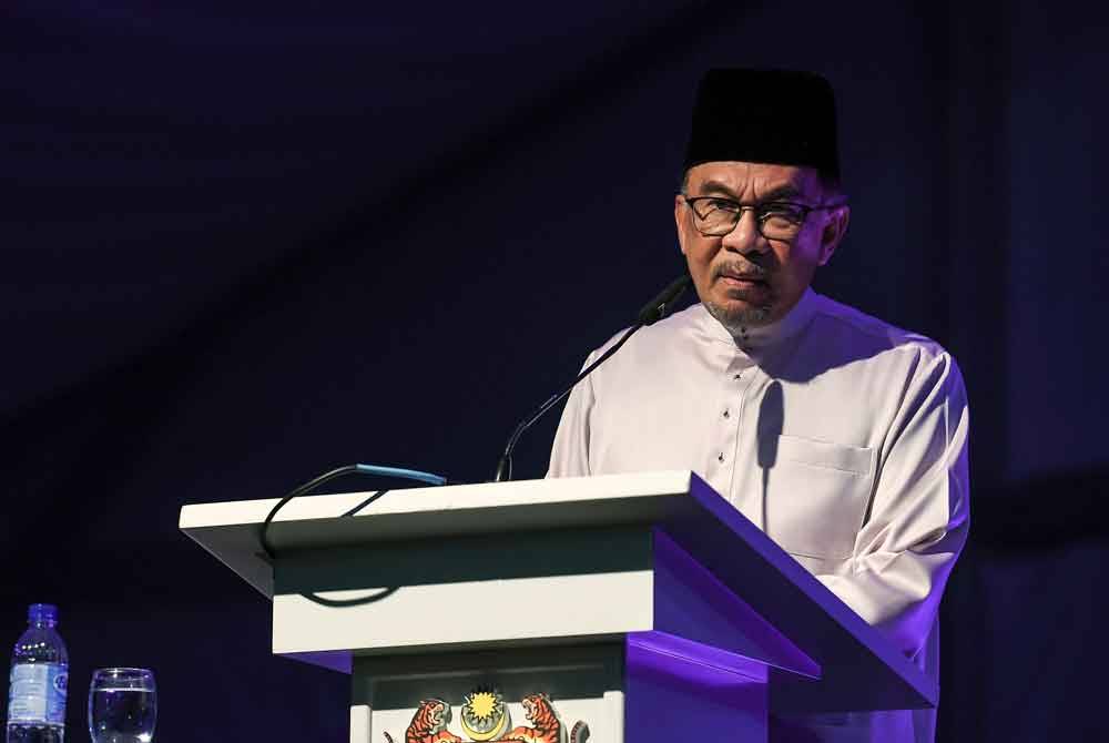 Anwar menyampaikan ucapan pada Majlis Sambutan Aidilfitri Madani 2024 peringkat negeri di Tasik Darulaman Jitra, pada Sabtu. Foto Bernama