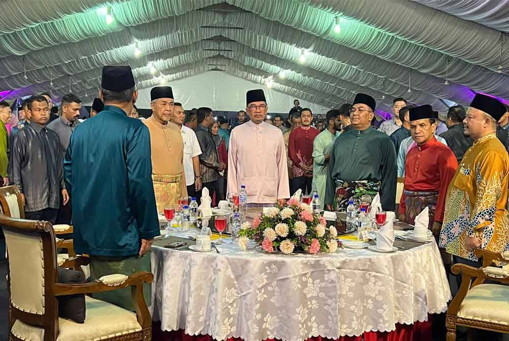 Anwar (tengah) menghadiri Majlis Sambutan Aidilfitri Madani di Tasik Darulaman Jitra, pada Sabtu.