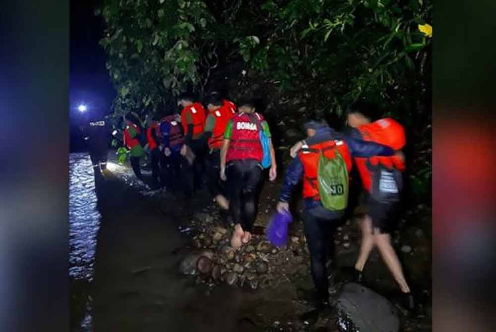 Pasukan Bomba dan Penyelamat Lahad Datu membantu memindahkan mangsa tragedi kepala air Lembah Maksina yang terselamat.