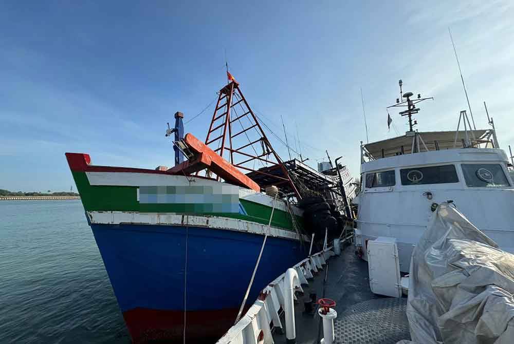 Dua bot nelayan asing Vietnam ditahan dengan nilai rampasan dianggarkan berjumlah RM1.5 juta melalui Operasi Naga Barat pada Ahad. Foto Maritim Terengganu