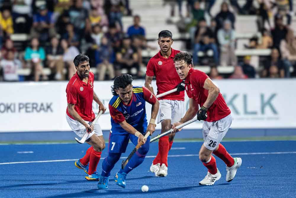 Fitri mengawal bola ketika berdepan Kanada pada saingan Piala Sultan Azlan Shah 2024 di Stadium Hoki Azlan Shah.