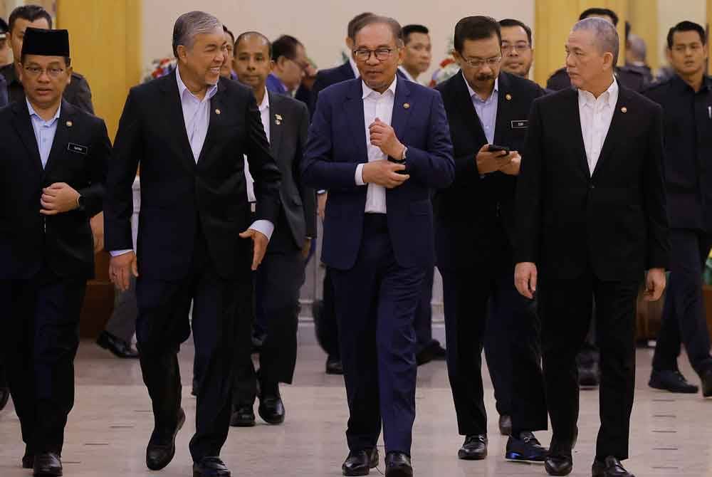 Anwar Ibrahim (tengah) ketika hadir pada Majlis Perjumpaan Bersama Warga Jabatan Perdana Menteri bagi bulan Mei di Dewan Sri Endon Puspanitapuri pada Isnin. Foto Bernama