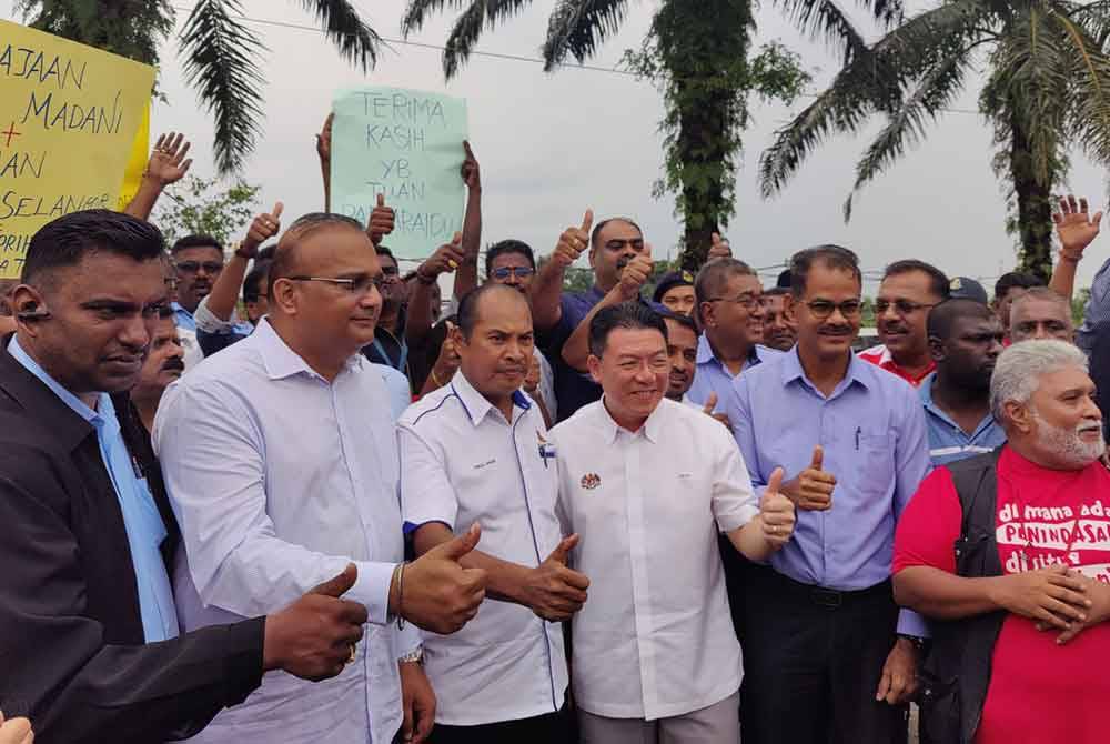 Kor Ming (tiga dari kiri) bergambar bersama-sama pemimpin setempat dan pekerja ladang selepas sidang akhbar Menteri KPKT berhubung penyelesaian isu perumahan estet di Selangor di tapak cadangan pelaksanaan PPR Ladang Sungai Tinggi, di sini pada Isnin.