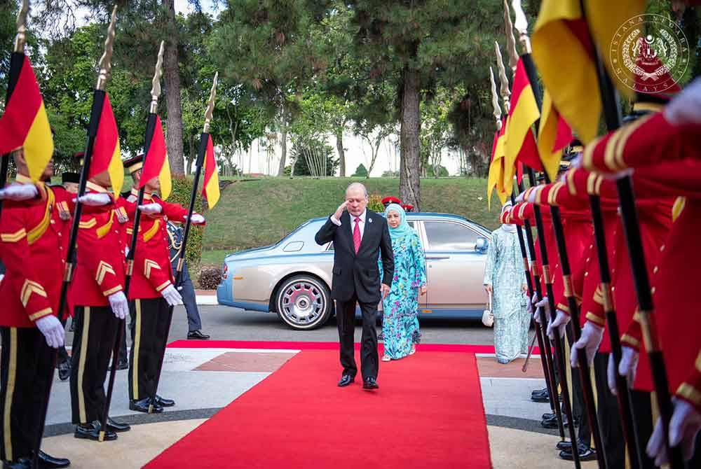 Sultan Ibrahim dan Raja Permaisuri Agong berangkat dari Istana Besar, Johor pada jam 9.45 pagi Isnin dengan kereta diiringi dua Menteri Pengiring. Foto FB Sultan Ibrahim