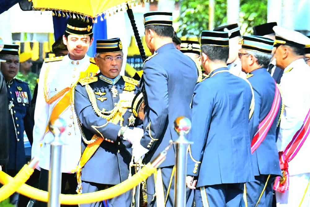 Al Sultan Abdullah berkenan merasmikan Istiadat Pembukaan Dewan dan Mesyuarat Pertama Penggal ke-3 Dewan Undangan Negeri (DUN) Pahang ke-15, di Wisma Sri Pahang, pada Isnin.